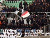 بالصور.. الشرطة النسائية تفتش السيدات لدى دخولهن لحضور مباراة مصر وتونس