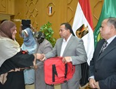 بالصور.. محافظ الإسماعيلية يسلم حقائب السفر لـ112 حاجًّا