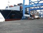 ميناء دمياط يستقبل سفينة عملاقة بعد إجراء عملية "التكريك"