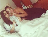 المطربة اللبنانية قمر تنشر صورة لها بالمستشفى