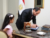بالصور.. الرئيس يستقبل طفلة 8 سنوات تبرعت بـ500 جنيه لـ"تحيا مصر"