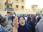 أهالى ضحية ضابط الشرطة يتجمهرون أمام مبنى قسم دمنهور للمطالبة بالقصاص
