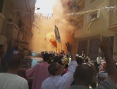 الإخوان يطلقون الشماريخ أثناء تجمعهم أمام مسجد المغفرة بحدائق المعادى