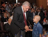 طفل مصاب بالسرطان لرئيس الوزراء:نفسى أشوف السيسى..ومحلب يرد:هبلغه