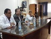 بالصور.. رئيس المراكز الطبية يناقش كادر الأطباء بمركز أورام طنطا