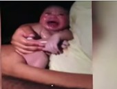 بالفيديو.. أمريكى يصور ولادة زوجته بالسيارة بدلا من توصيلها للمستشفى