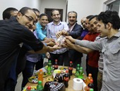 بالصور.. أسرة "اليوم السابع" تحتفل بـ"زجاج مسرطن" للزميل رامى سعيد