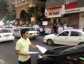 وقفة احتجاجية أمام مبنى أحد شركات الإنترنت اعتراضا على زيادة الأسعار