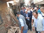 محافظ القاهرة يتفقد أعمال التطوير بعزبتى "العسال وجرجس" بشبرا