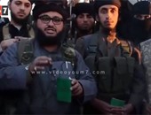 بالفيديو.. مصرى منتمى لـ”داعش” يُمزق جواز سفره ويلقيه بالنار