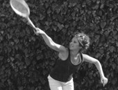 قصة صورة.. باربرا سترايسند تمارس رياضتها المفضلة "التنس"