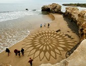 بالصور..فن الرسم على الرمال يحول الشواطئ إلى معارض مفتوحة