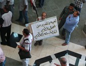 مواطن يصر على مصافحة وزير العدل فى محكمة البرلس بكفر الشيخ