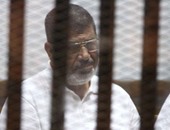 نجل "مرسى" يطلب من سكرتير والده إطلاعه على مقدمى العزاء فى وفاة "جده"