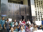 طلاب الدبلومات والتعليم الصناعى يغلقون باب وزارة التعليم