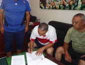 بالصور.. خالد عيد يوقع عقود تدريب فريق الأسيوطى