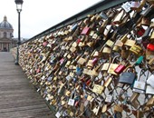السيلفى بدلا من "أقفال الحب" فوق جسر الفنون فى باريس