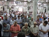 المئات يؤدون صلاة الغائب بمسجد أبو العلا على شهداء "الداخلية"