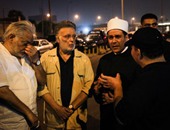 أهل وأصدقاء خالد صالح يرافقون جثمانه إلى مقابر الإمام الشافعى