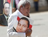 غضب "مؤيدى مبارك" أمام الأكاديمية بعد مد أجل الحكم لـ29 نوفمبر