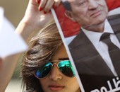أنصار مبارك يتابعون "قضية القرن" من خلال إذاعة مدرعات الشرطة
