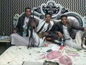 رواد مواقع التواصل يتداولون صورا لحوثيين يحتلون منازل مواطنين باليمن