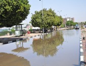 استمرار انقطاع المياه عن مناطق متفرقة بأسوان بسبب انفجار خط رئيسى بشارع الكورنيش