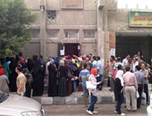 بالصور.. تدفق المئات على منافذ طلبات التوظيف بالتعليم بشمال سيناء