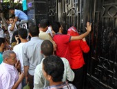 طلاب الدبلومات الفنية يقطعون شارع قصر العينى أمام "التعليم العالى"