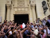 وصول جثمان أبوالعز الحريرى لمسجد أولاد الشيخ بالإسكندرية لتشييعه