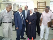 بالصور.. نائب رئيس جامعة عين شمس يفتتح صالة اللياقة البدنية للطلاب