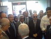 محافظ بورسعيد يشهد إقبال المواطنين على شراء شهادات قناة السويس الجديدة