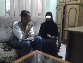 زوجة تاجر مخدرات بالجيزة تعترض قوات الشرطة بـ"غلاية شاى" دفاعًا عنه