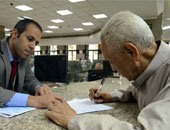 توافد المصريين على البنوك لشراء شهادات استثمار قناة السويس