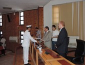 مدير أمن البحر الأحمر يعقد اجتماعًا مع ضباط المديرية ويكرم المتميزين منهم