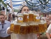 ألمانى يسجل رقما قياسيا عالميا فى حمل كئوس البيرة
