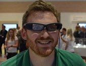 بالصور.. نظارة "Smart EyeGlass" ابتكار "سونى" الجديد لتحدى نظارات جوجل.. النموذج التجريبى مزود بشاشة مدمجة لعرض الصور والرسائل.. وتطبيقات للخرائط وآخر يعتمد على الكاميرا لتحديد الأشخاص وعرض أسمائهم