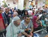 بالصور.. المئات يقبلون على بنك مصر فى كفر الشيخ لشراء شهادات القناة