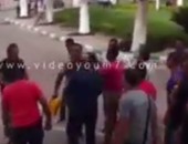 بالفيديو.. موظف بجامعة القاهرة يحاول إشعال النار فى نفسه بعد قرار فصله