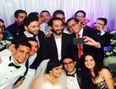 رواد فيس بوك يتداولون صورا لأحمد حلمى بعد تلبيته حضور حفل زفاف شبيهه