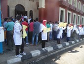 بالصور..طلاب الثانوية يتظاهرون بالبالطو الأبيض لفتح التحويلات بالإسكندرية