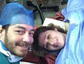 أحمد زاهر فى غرفة العمليات مع زوجته من أجل مولودهما الجديد