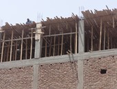 بالصور.. مجلس مدينة الأقصر يوقف أعمال بناء دور مخالف بأحد العقارات