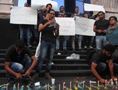 بالفيديو.. 29 صحفيا ومصورا يغطون وقفة لـ10 شباب للتضامن مع السوريين