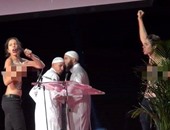 بالصور..إمرأتان عاريتان من حركة "فيمن" يقتحمان مؤتمرًا إسلاميًا فى باريس