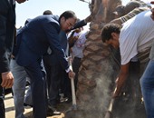 محافظ بنى سويف يشارك 300 طالب فى زراعة النخيل بشارع السادات