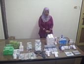 بالصور.. "عزيزة" صيدلانية تحالفت مع الشيطان وباعت الأقراص المخدرة للشباب.. التحريات تكشف: المتهمة مسجلة بأرشيف قسم المخدرات بعد ضبطها أكثر من مرة.. وضبط 6500 قرص مخدر بحوزتها ومبالغ مالية حصيلة البيع
