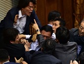 بالصور.. خناقة شوارع فى البرلمان اليابانى بسبب "تعديل الدستور"