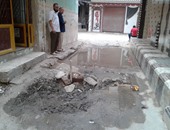 بالفيديو والصور.. مياه المجارى تغمر منازل شارع مبارك بقنطرة كفر الشيخ
