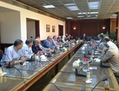 وزير الرى يعقد اجتماعا موسعا مع قيادات الوزارة